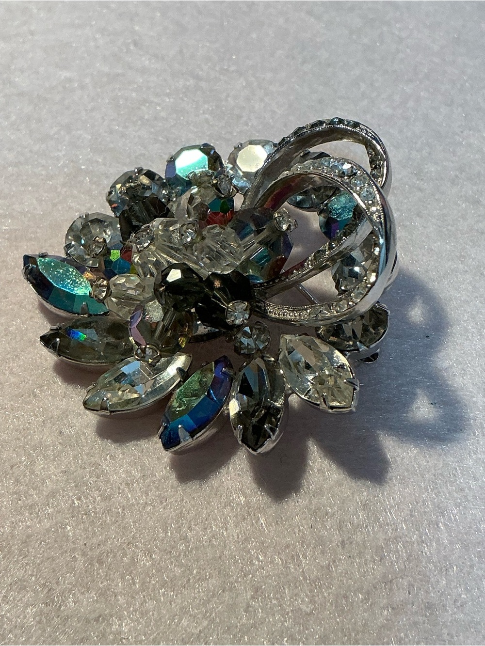 2262 -Mid-Century 1970-1980 Avon Aurora Borealis and Clear Crystal Floral Brooch - Picture 4 of 16